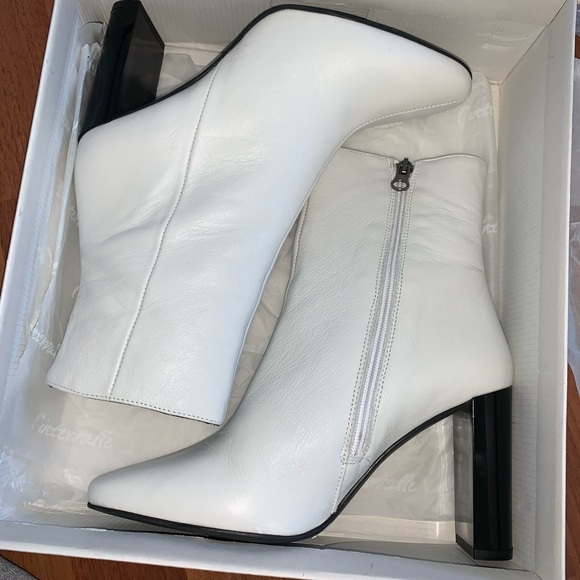 white pintervalle boots perfect for fall🖤 - Picture 1 of 9